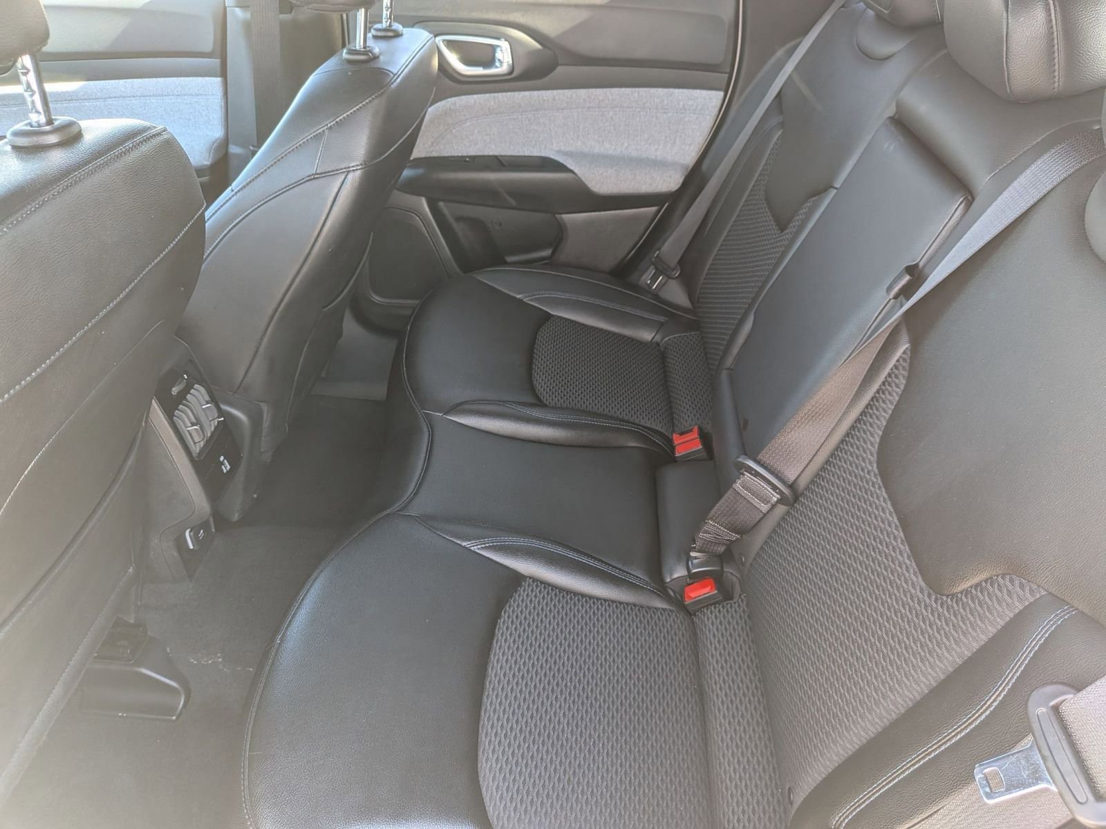 Used 2025 Jeep Compass Latitude w/ Sun & Sound Group AWD/4WD image 26
