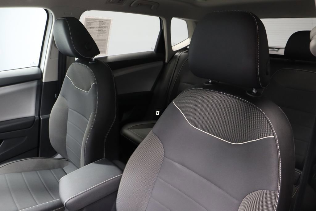 Used 2023 Volkswagen Taos SE w/ Panoramic Sunroof Package AWD/4WD image 26