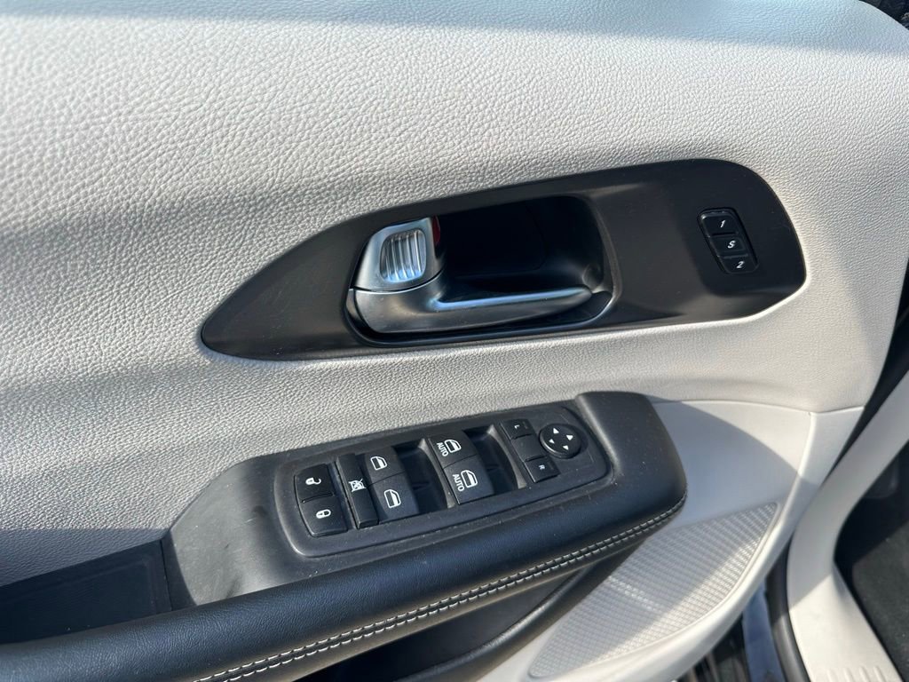 Used 2023 Chrysler Pacifica Touring-L image 11