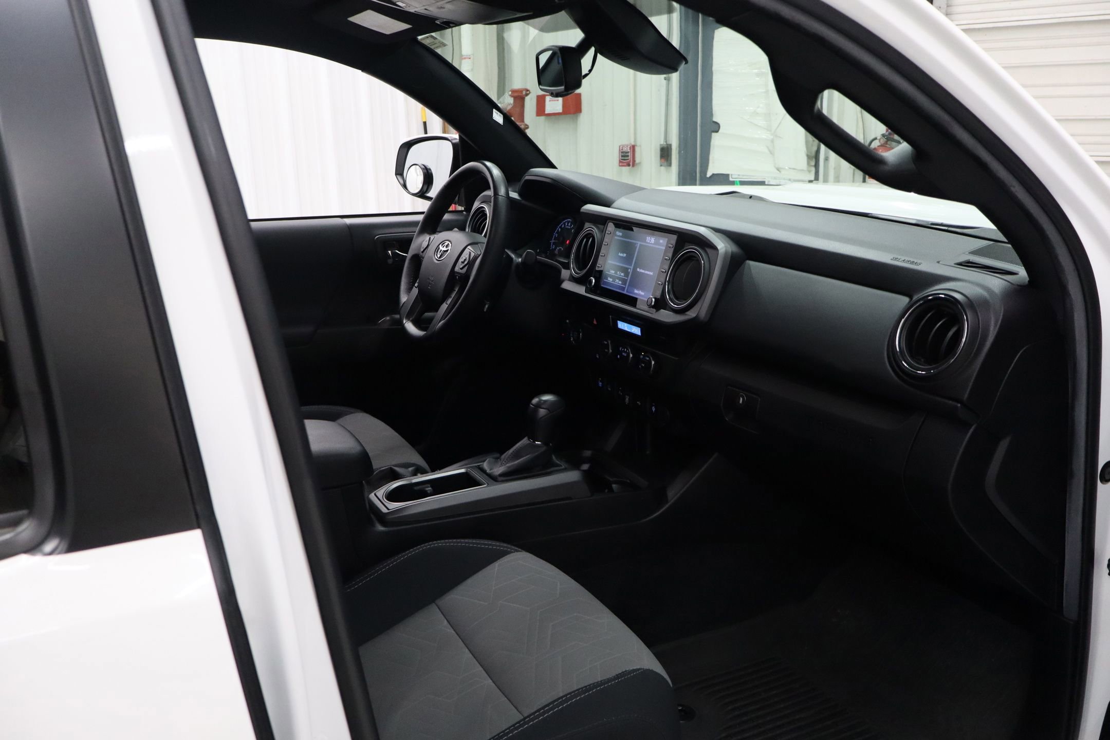 Used 2022 Toyota Tacoma TRD Sport w/ Technology Package image 35