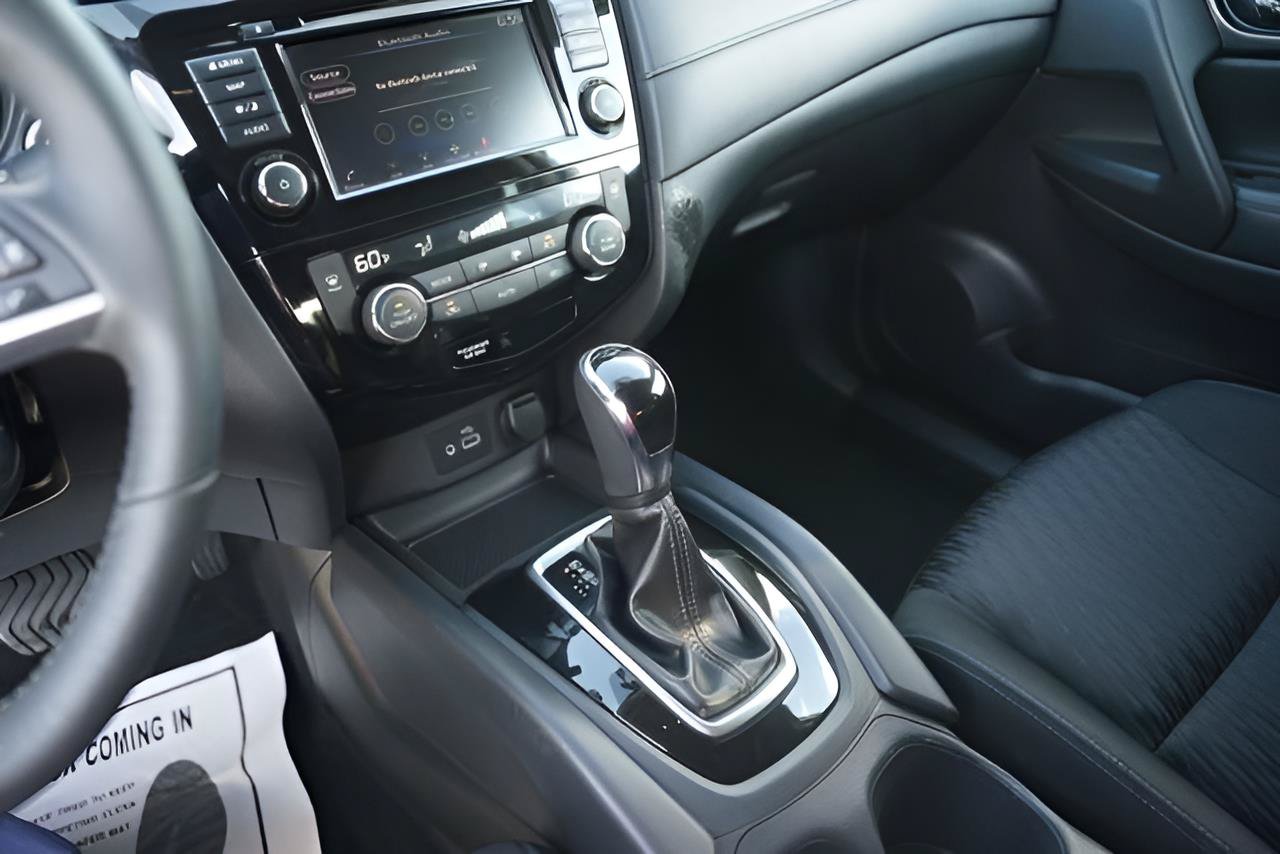 Used 2018 Nissan Rogue SV w/ Premium Package FWD image 28