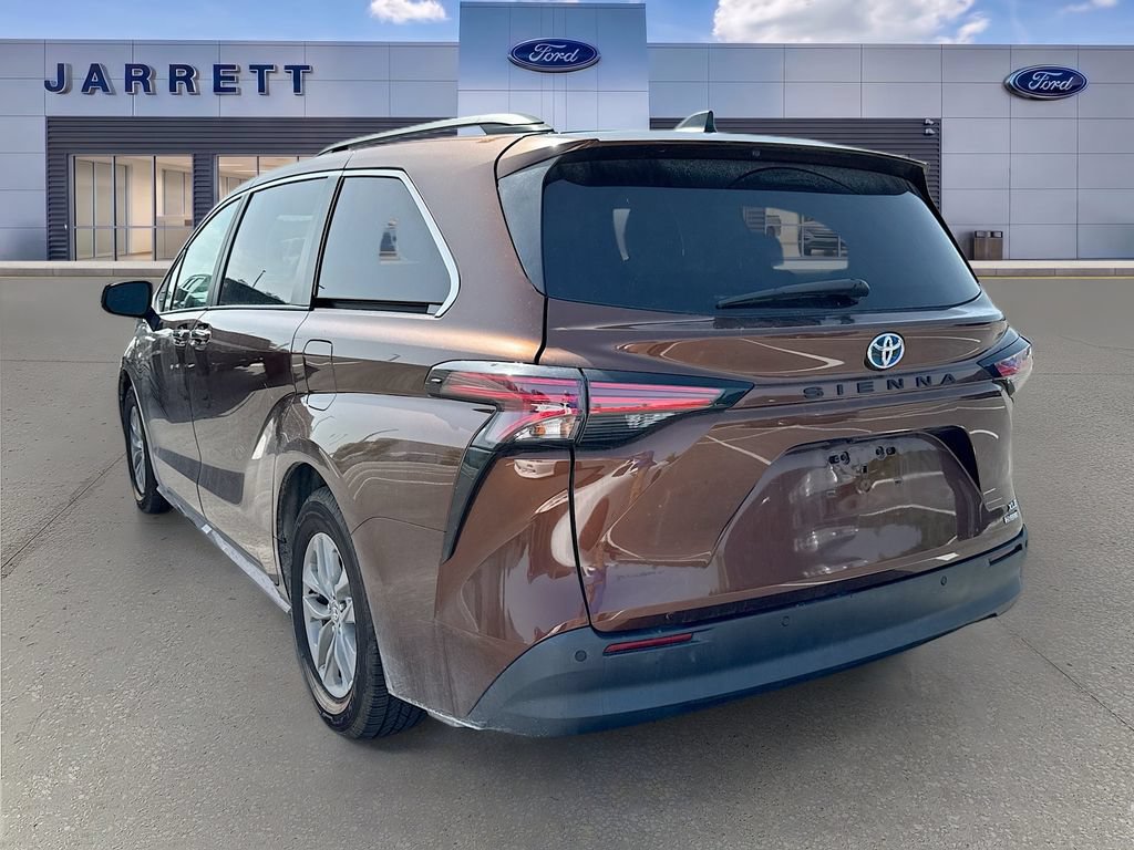 Used 2022 Toyota Sienna XLE w/ XLE Plus Package FWD image 3