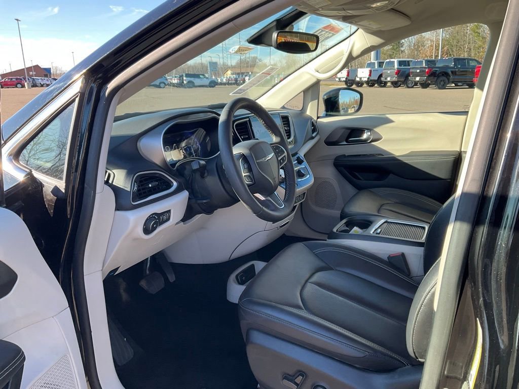 Used 2024 Chrysler Pacifica Touring-L image 10