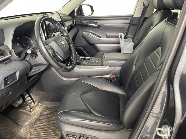 Used 2020 Toyota Highlander XLE AWD/4WD image 2