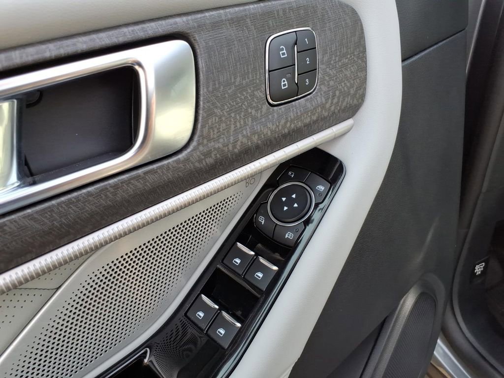 Certified 2025 Ford Explorer Platinum w/ Ultimate Package AWD/4WD image 16