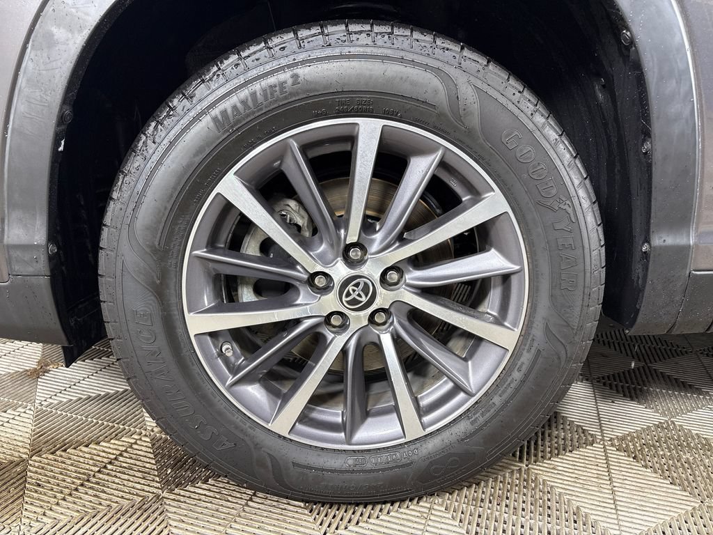 Used 2019 Toyota Highlander XLE FWD image 12