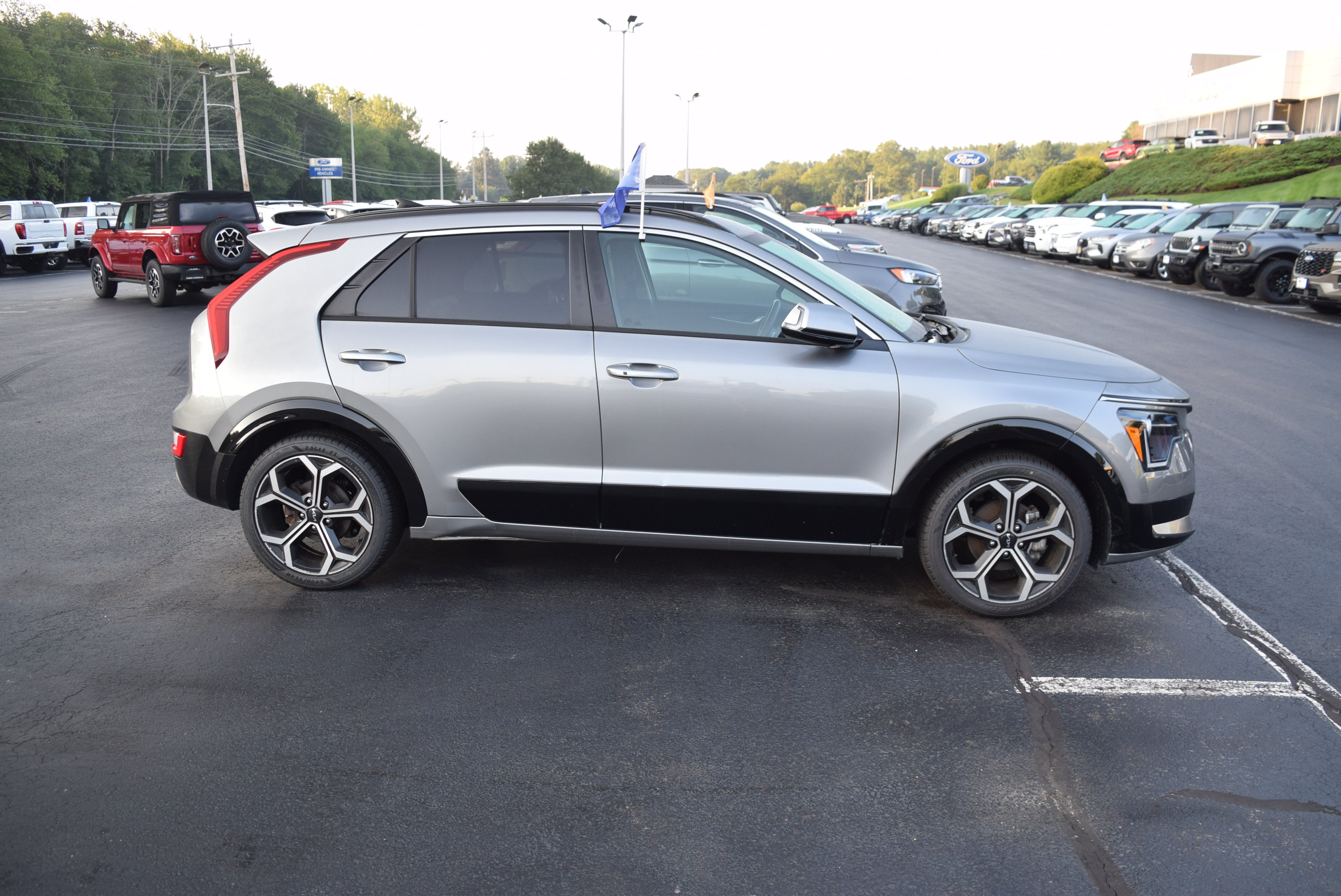 Used 2023 Kia Niro EX Touring FWD image 3