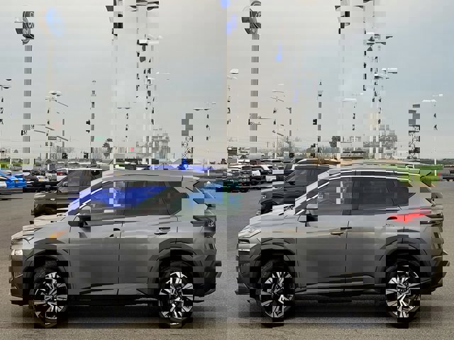 Used 2022 Nissan Rogue SV image 2