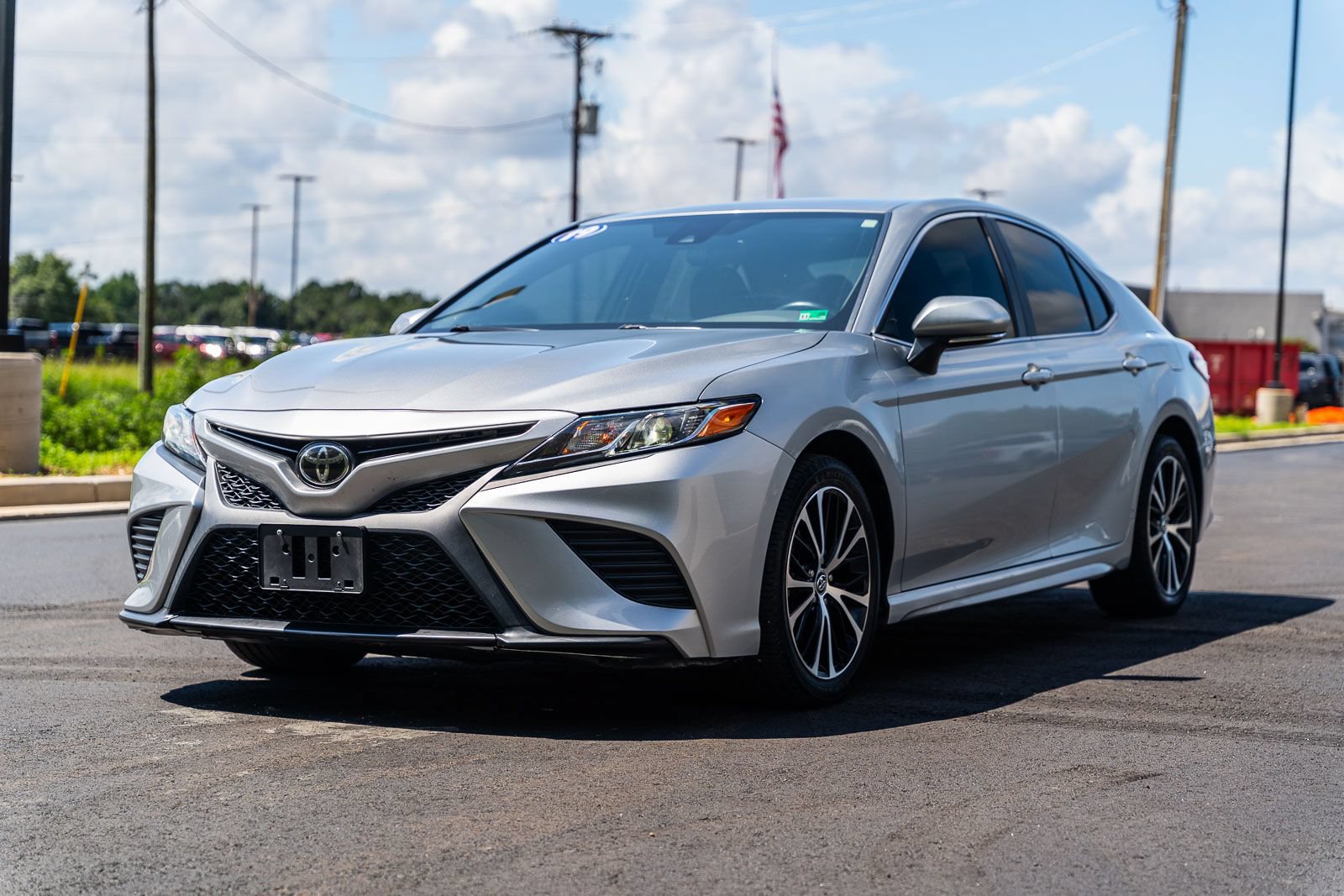 Used 2019 Toyota Camry SE w/ Convenience Package FWD image 3
