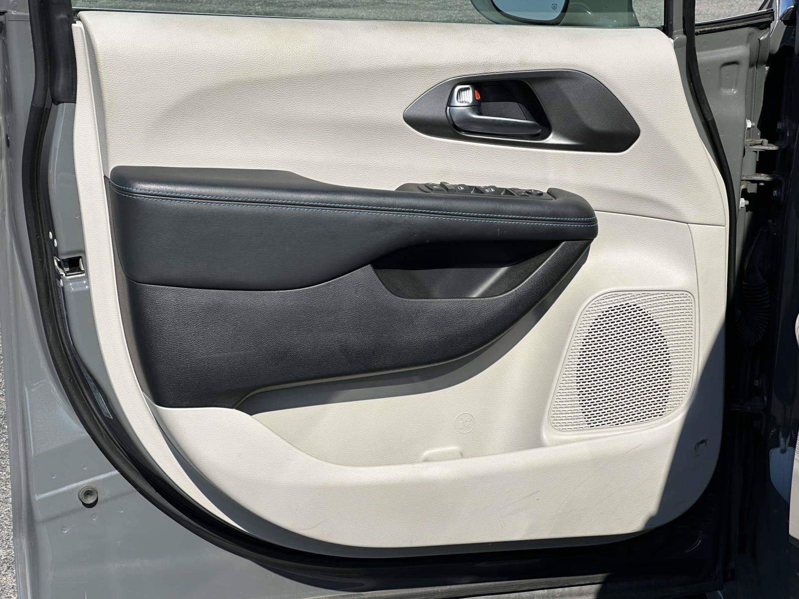 Used 2021 Chrysler Pacifica Touring w/ Cold Weather Group FWD image 8