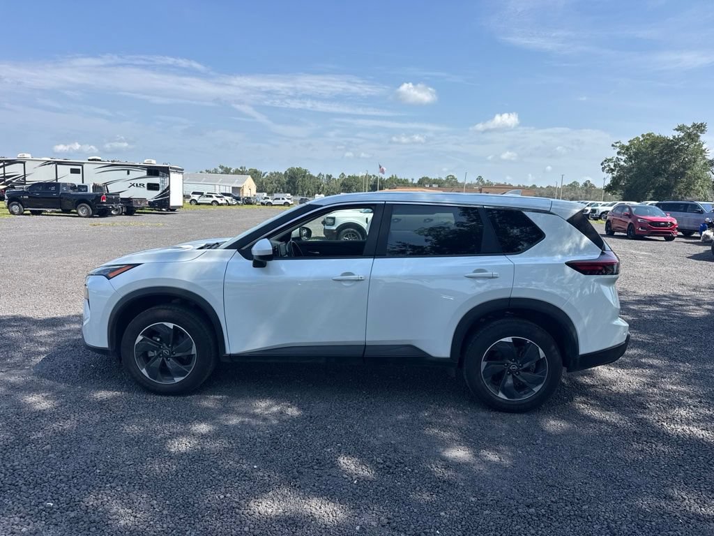 Used 2025 Nissan Rogue SV AWD/4WD image 2