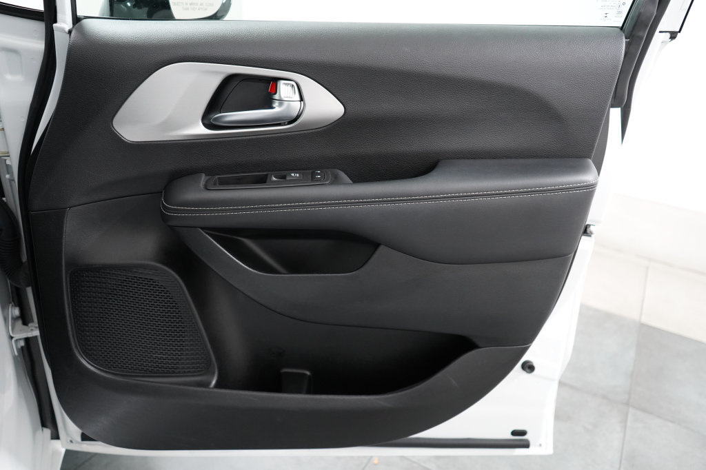 Used 2023 Chrysler Pacifica Limited w/ S Appearance Package FWD image 32