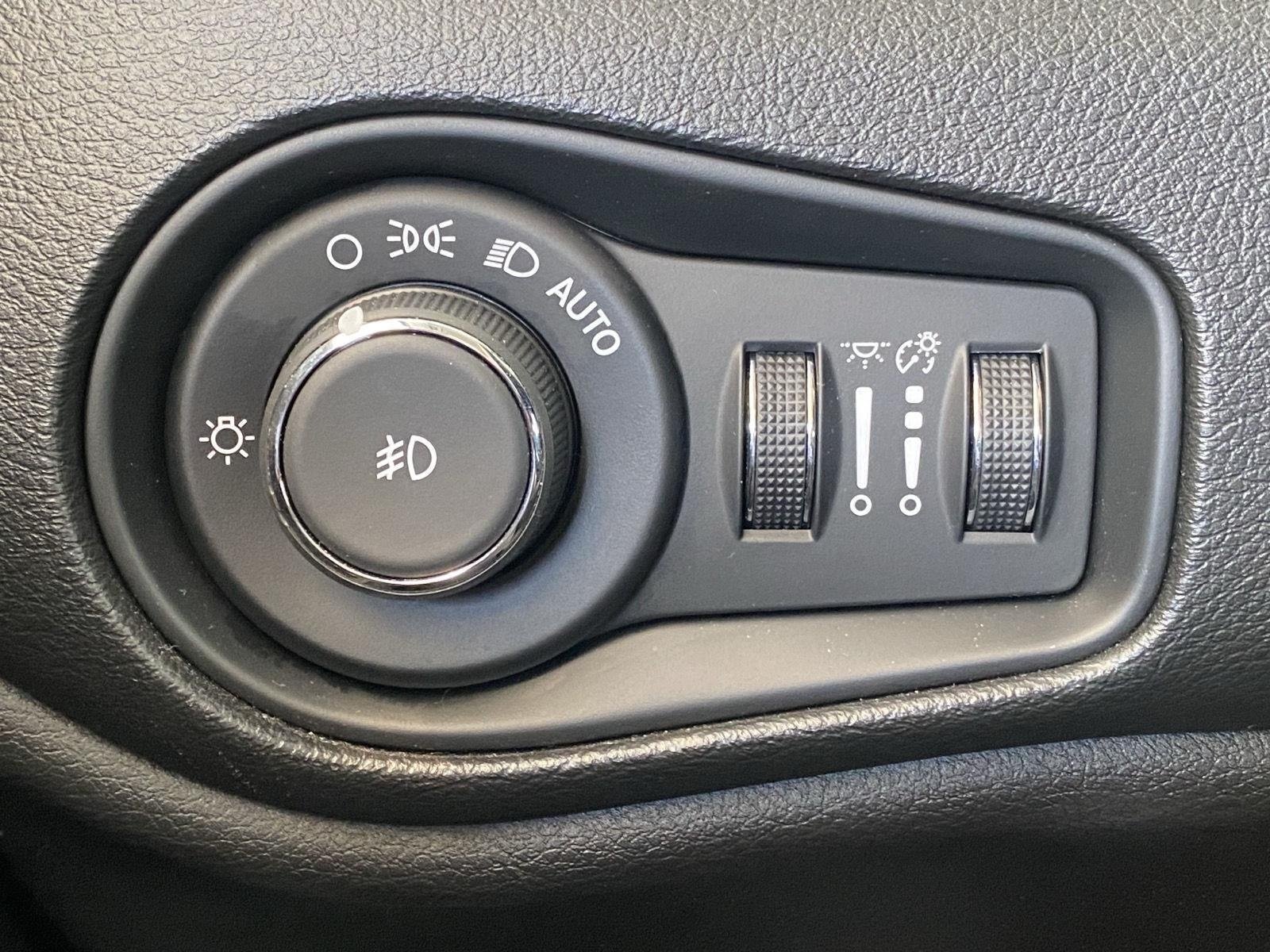 Used 2018 Jeep Renegade Latitude w/ Cold Weather Group AWD/4WD image 18