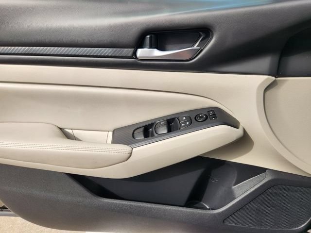 Used 2025 Nissan Altima 2.5 SV FWD image 22