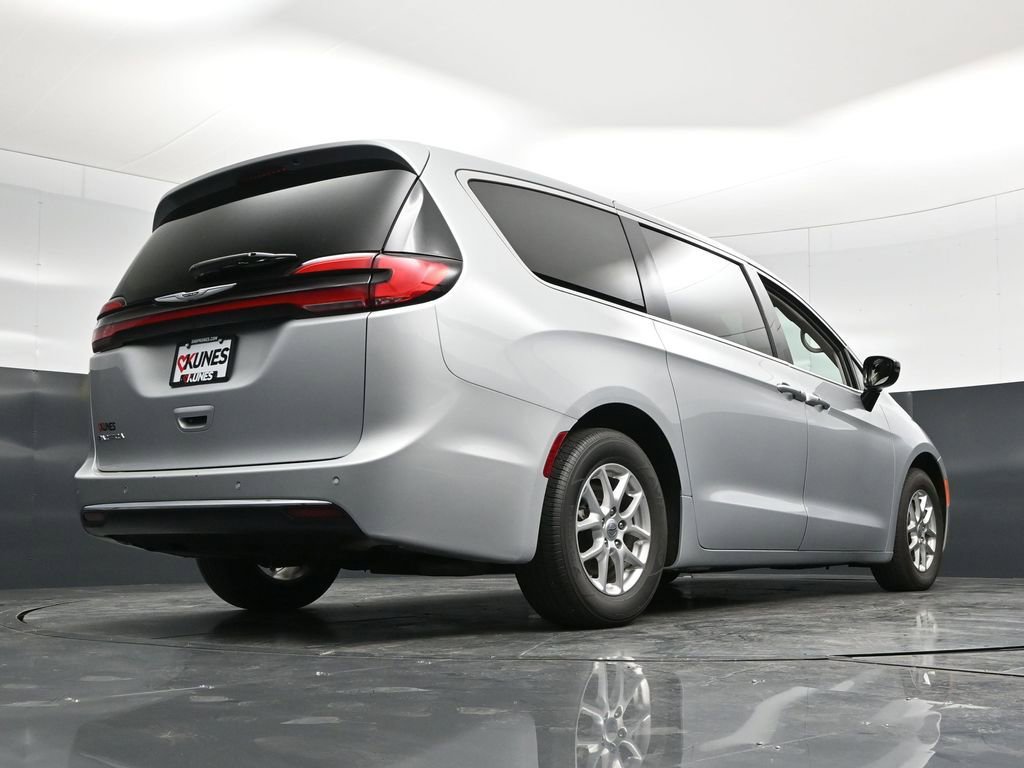 Used 2024 Chrysler Pacifica Touring-L FWD image 55