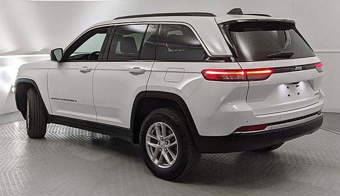 Used 2025 Jeep Grand Cherokee Laredo X image 4