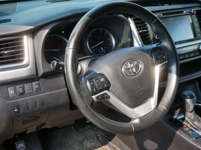Used 2019 Toyota Highlander XLE AWD/4WD image 12