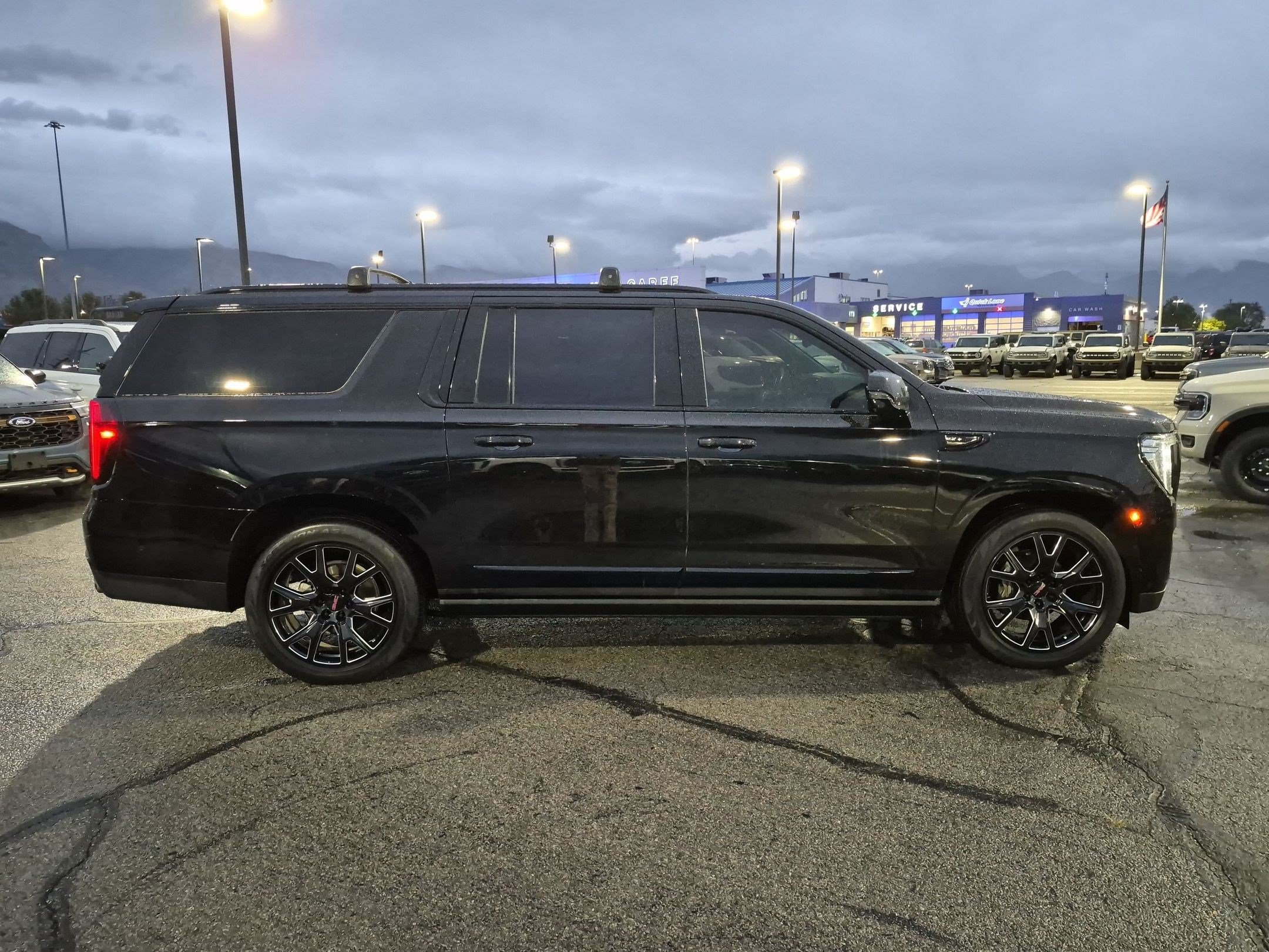Used 2023 GMC Yukon XL Denali w/ Denali Reserve Package AWD/4WD image 2