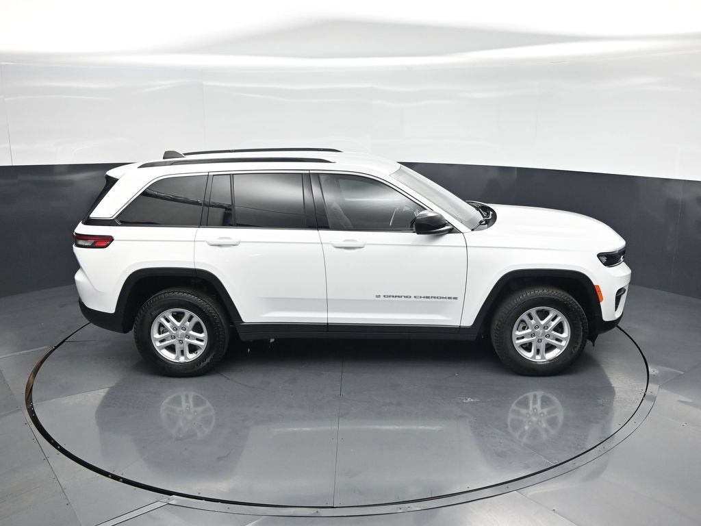 Used 2025 Jeep Grand Cherokee Laredo w/ Luxury Tech Group I AWD/4WD image 33