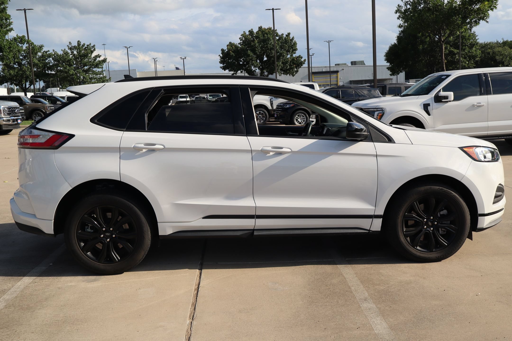 Certified 2022 Ford Edge SE w/ Black Appearance Package AWD/4WD image 2