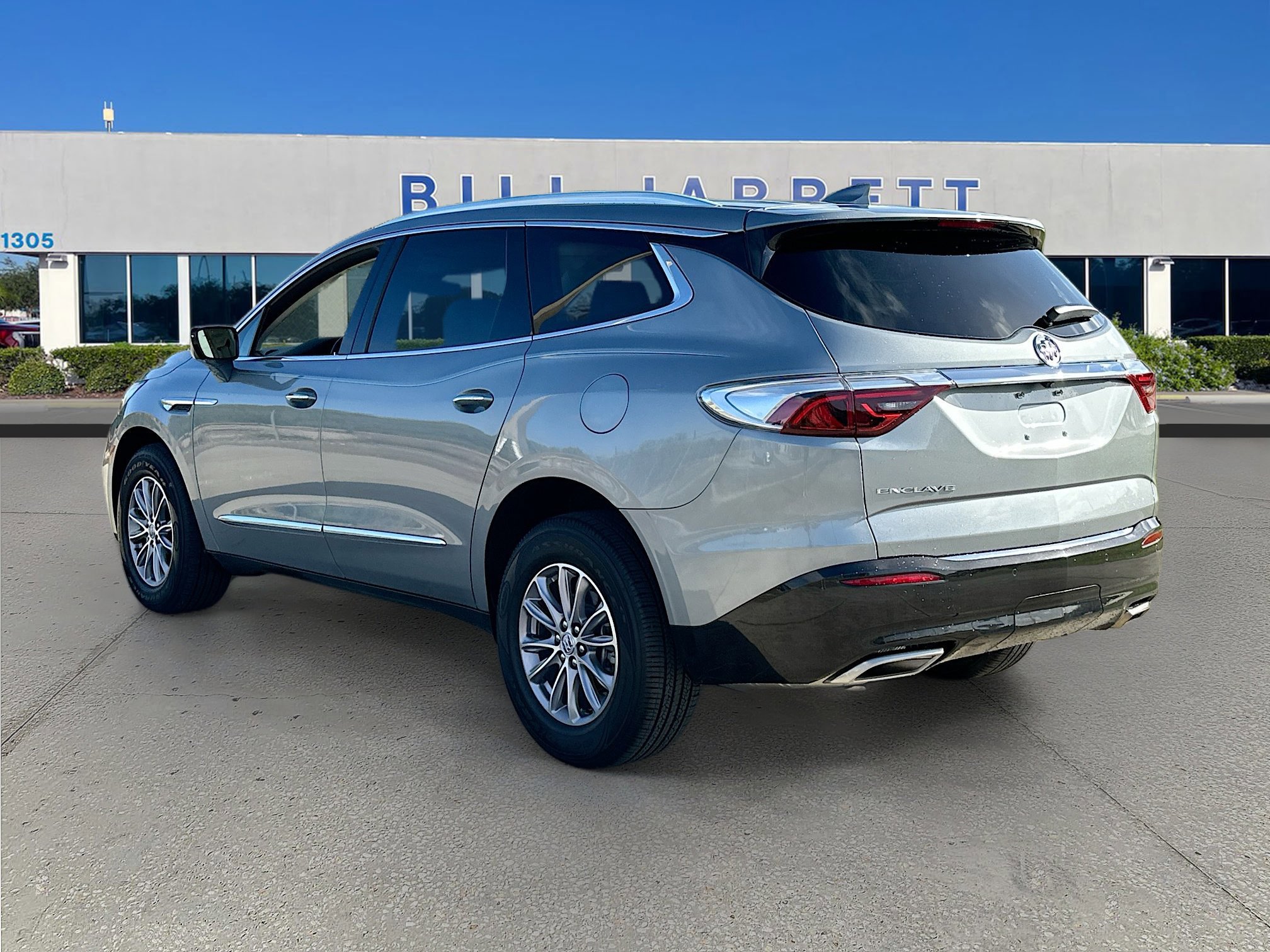 Used 2024 Buick Enclave Essence image 3