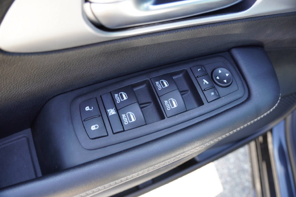 Used 2025 Chrysler Pacifica Limited FWD image 21