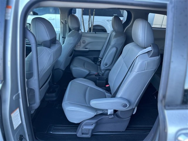 Used 2021 Toyota Sienna XLE image 24
