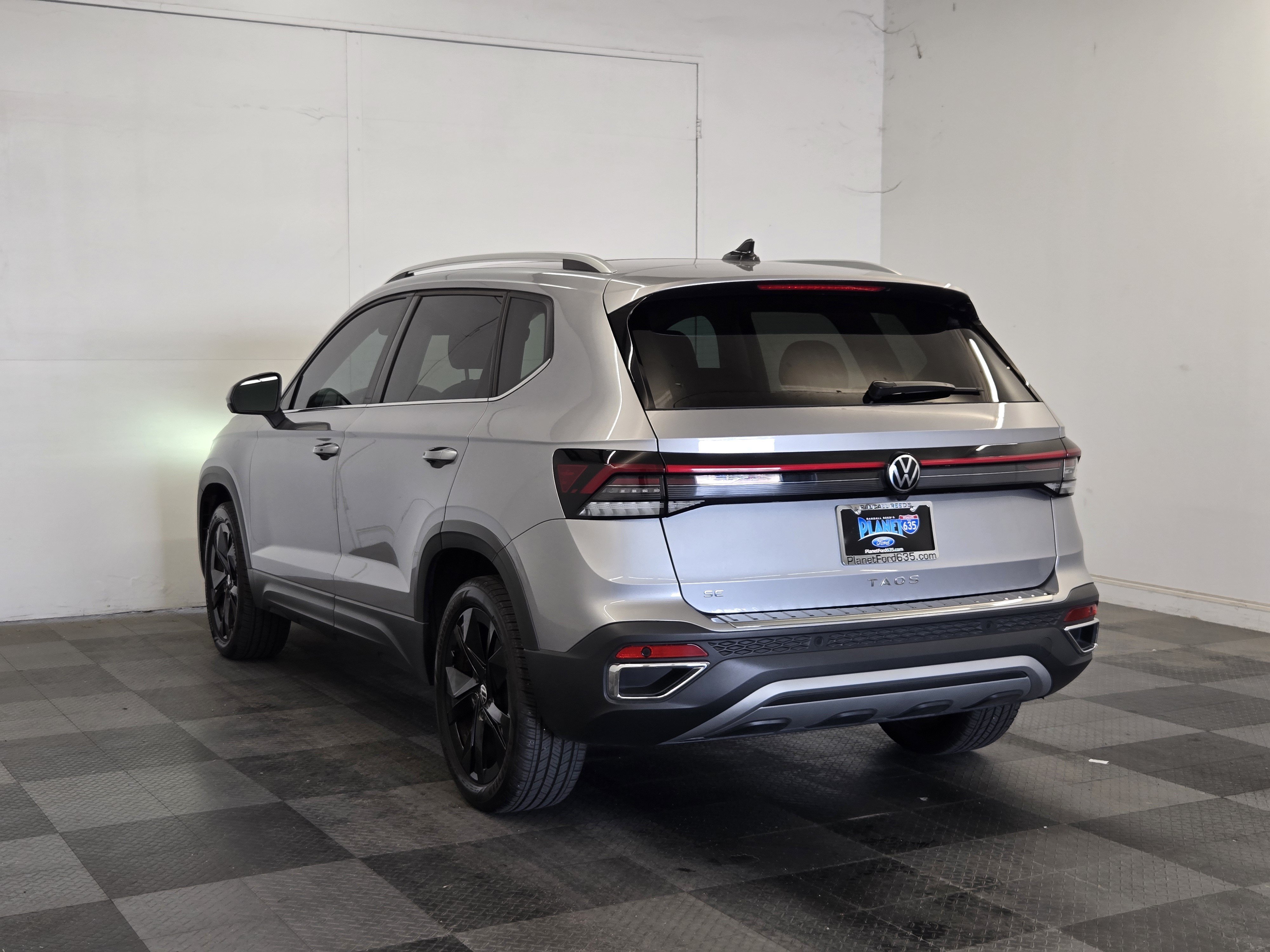 Used 2025 Volkswagen Taos SE w/ Panoramic Sunroof Package FWD image 5