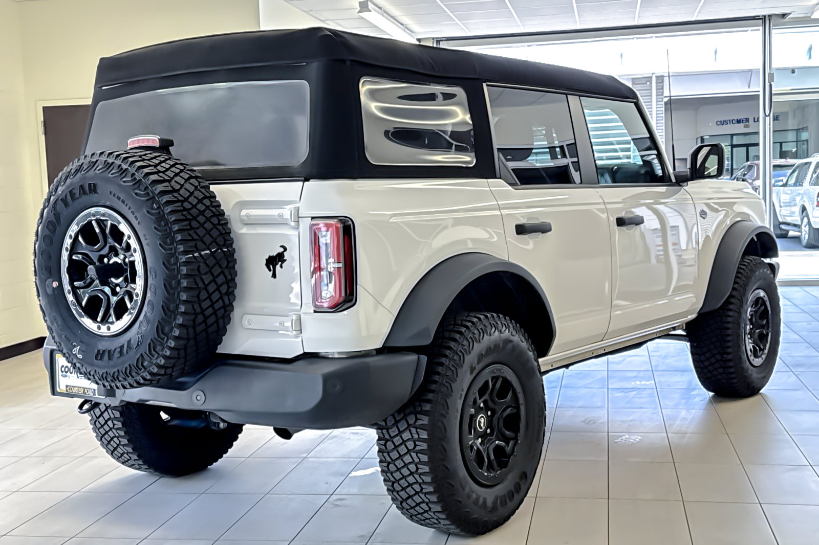 Certified 2023 Ford Bronco Wildtrak AWD/4WD image 4