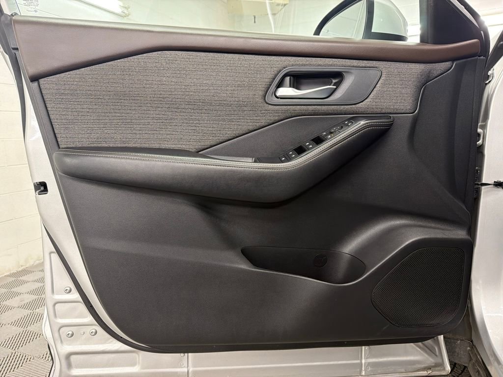 Used 2022 Nissan Rogue SV image 16