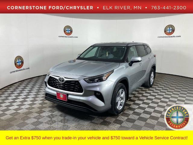Used 2022 Toyota Highlander LE image 1
