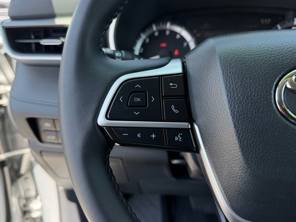 Used 2025 Toyota Highlander XLE FWD image 20