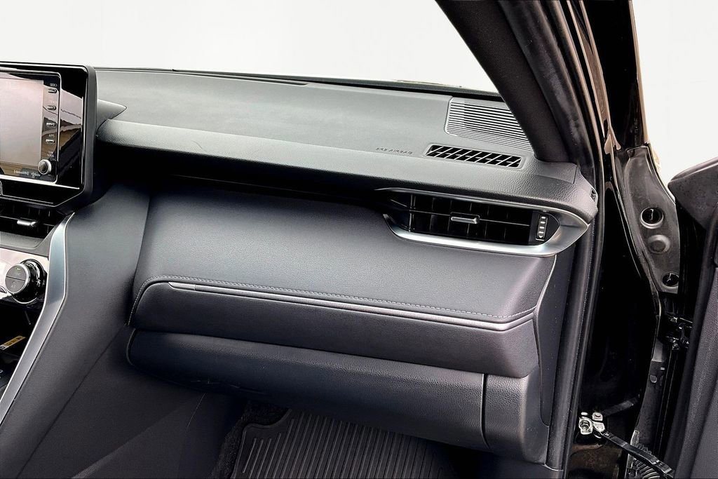 Used 2022 Toyota Venza XLE image 17
