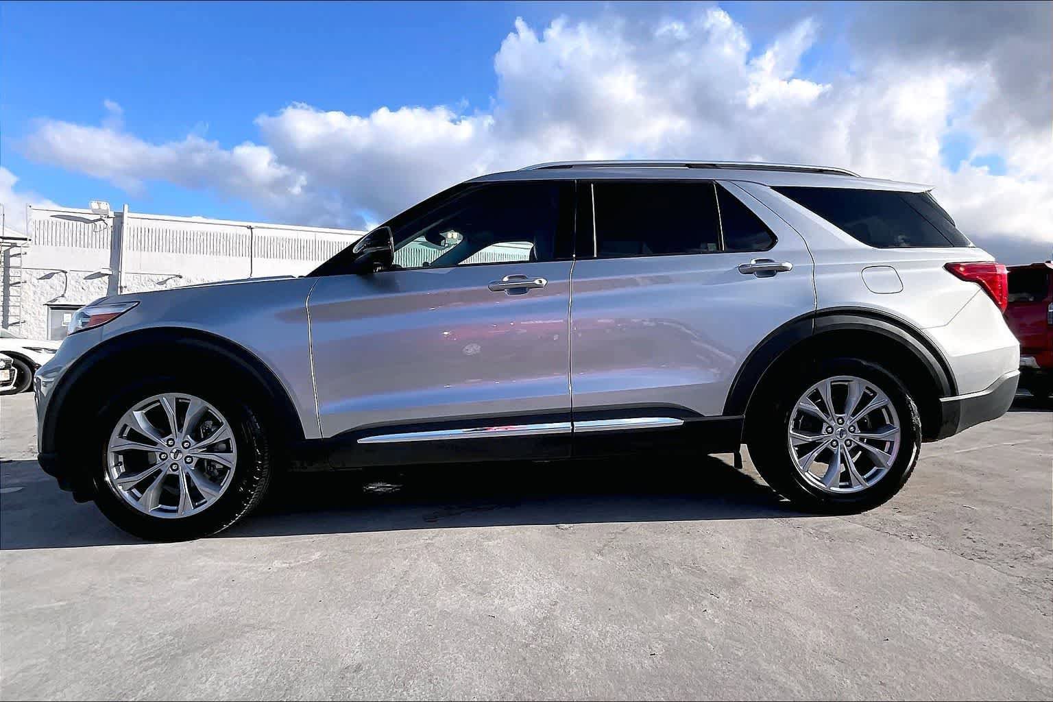 Certified 2022 Ford Explorer Limited w/ Equipment Group 301A RWD image 3