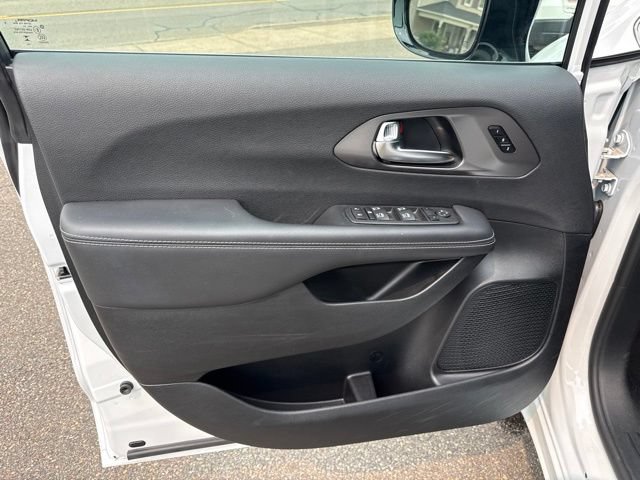 Used 2025 Chrysler Pacifica Select FWD image 14