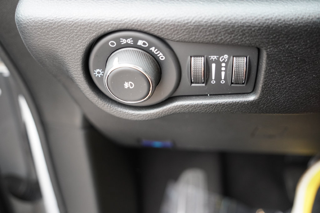 Used 2024 Chrysler Pacifica Limited FWD image 28