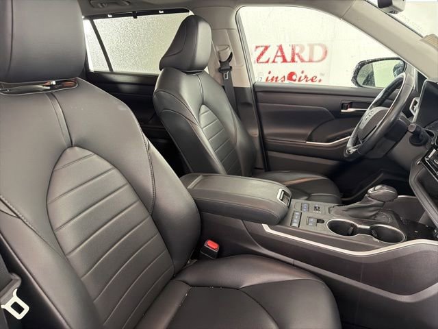 Used 2021 Toyota Highlander XLE AWD/4WD image 16