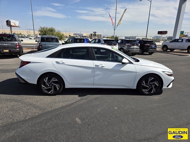 Used 2025 Hyundai Elantra SEL FWD image 8