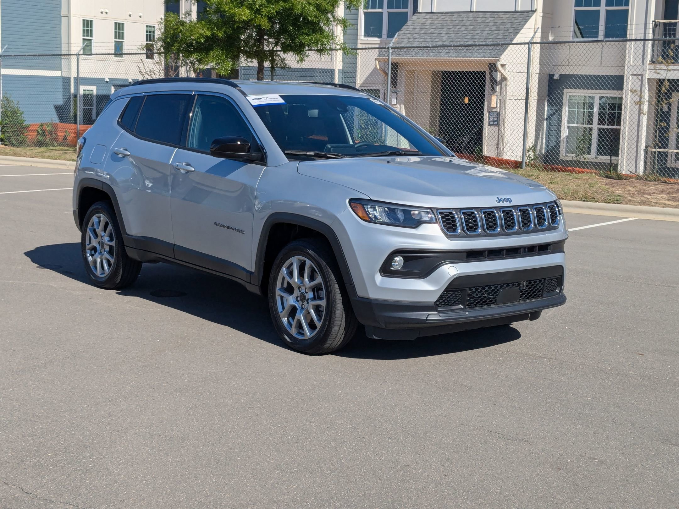 Used 2025 Jeep Compass Latitude AWD/4WD image 1
