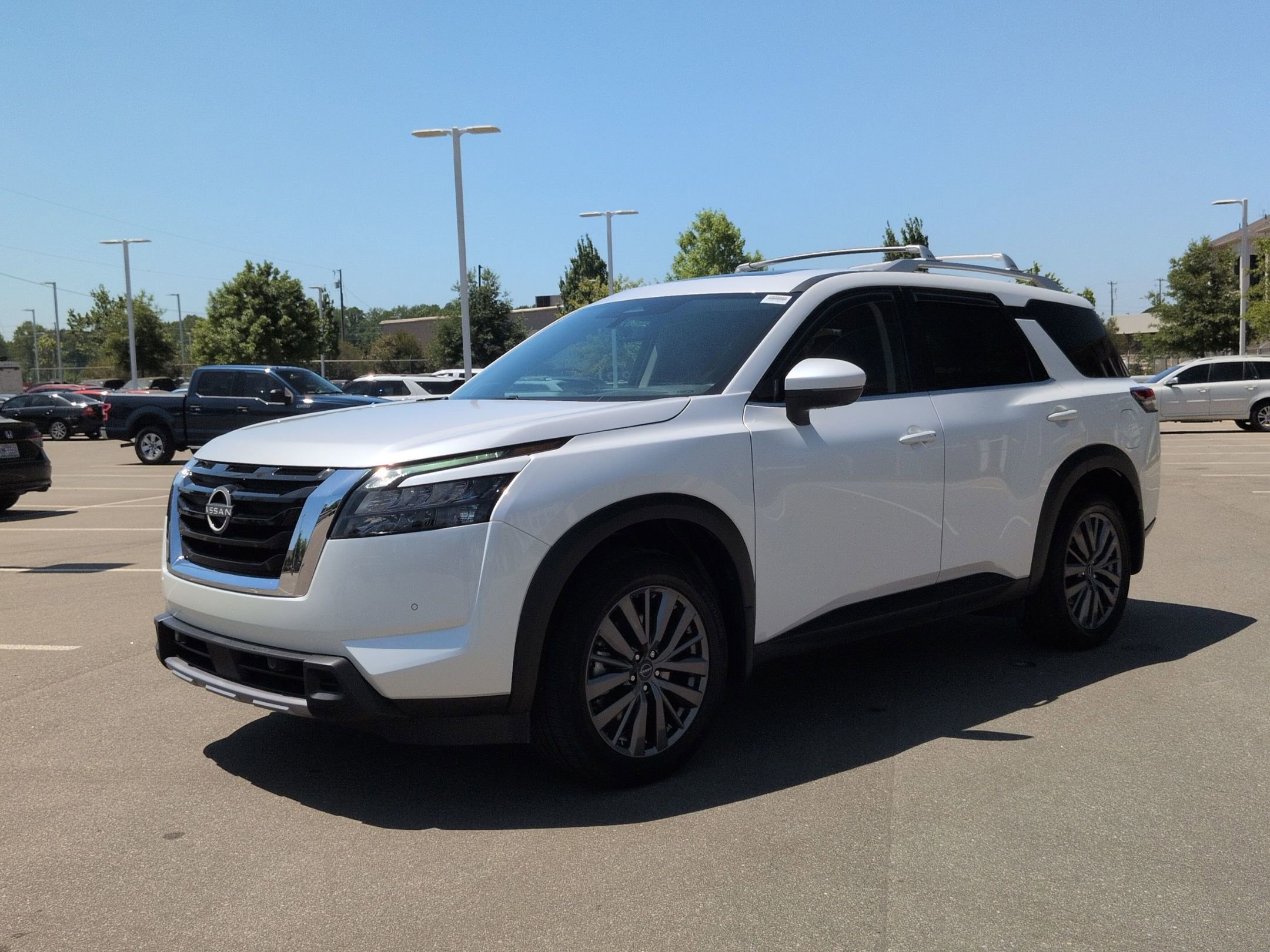 Used 2025 Nissan Pathfinder SL w/ SL Premium Package AWD/4WD image 8