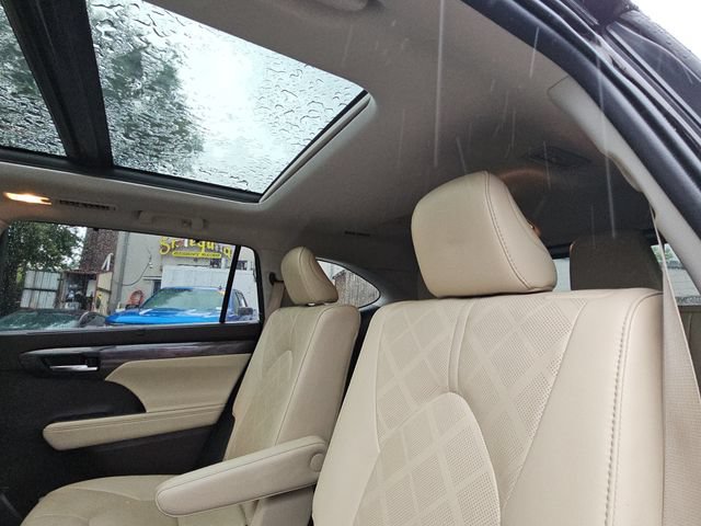 Used 2021 Toyota Highlander Platinum FWD image 17