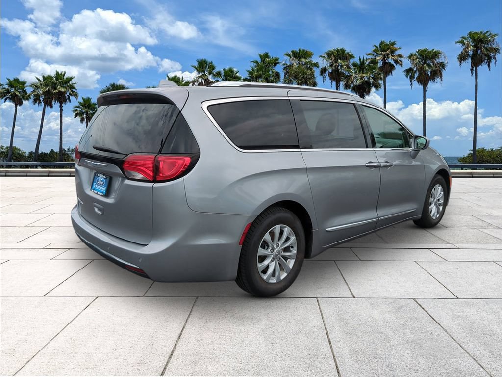 Used 2018 Chrysler Pacifica Touring-L FWD image 7