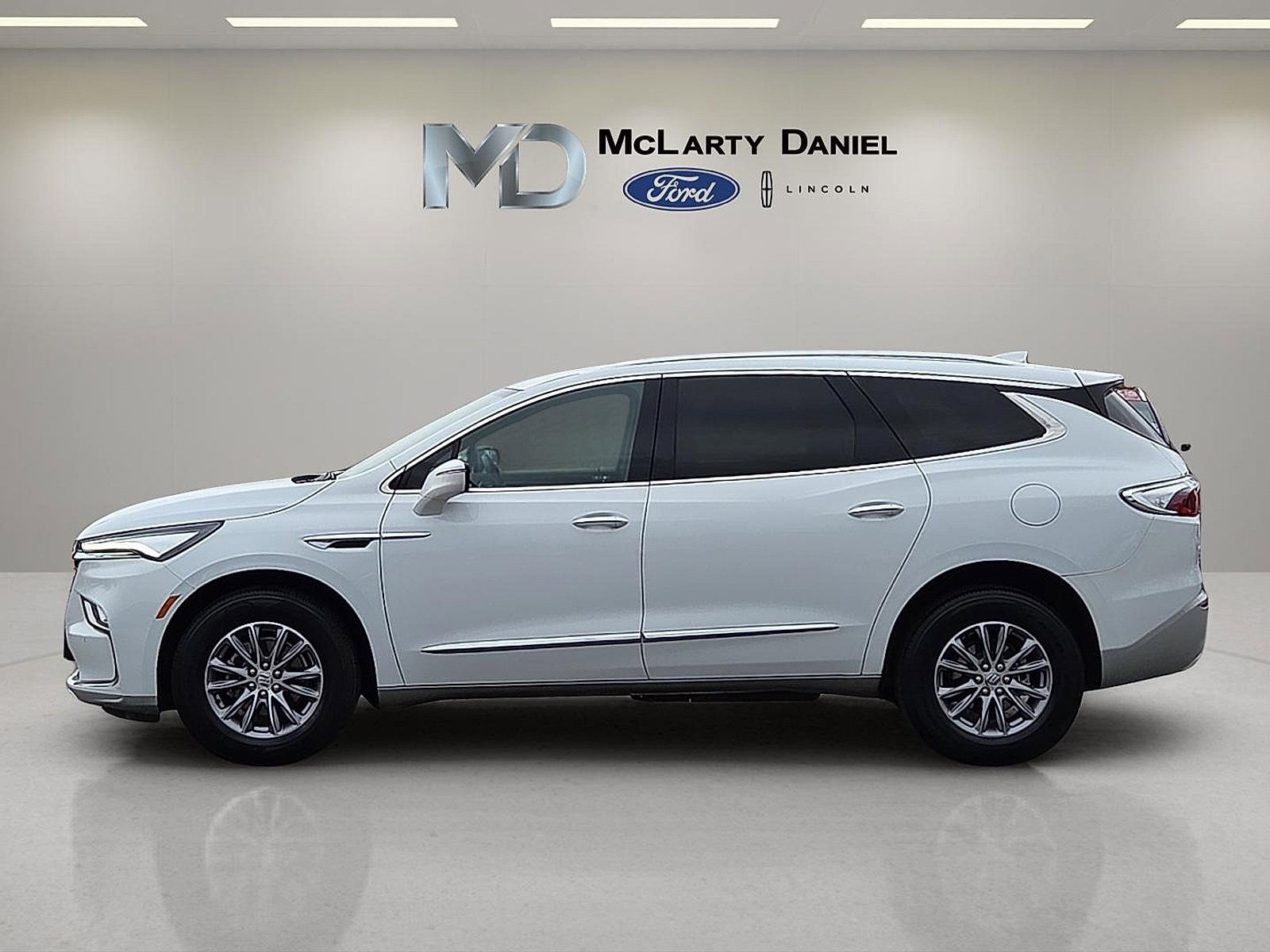 Used 2024 Buick Enclave Essence image 3
