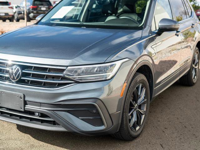 Used 2023 Volkswagen Tiguan SE w/ Panoramic Sunroof Package image 3