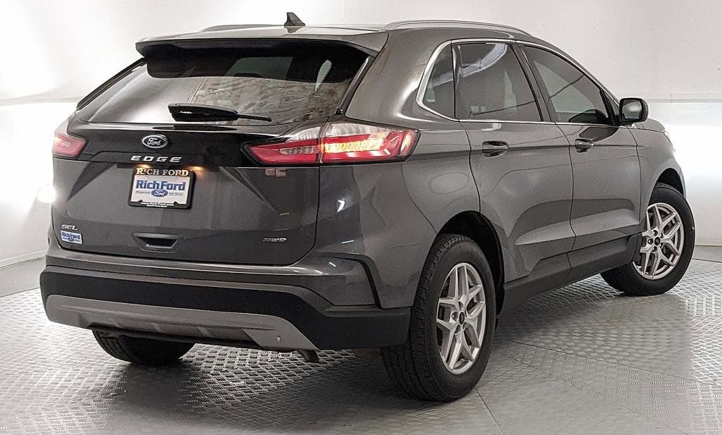Certified 2024 Ford Edge SEL w/ Convenience Package AWD/4WD image 3