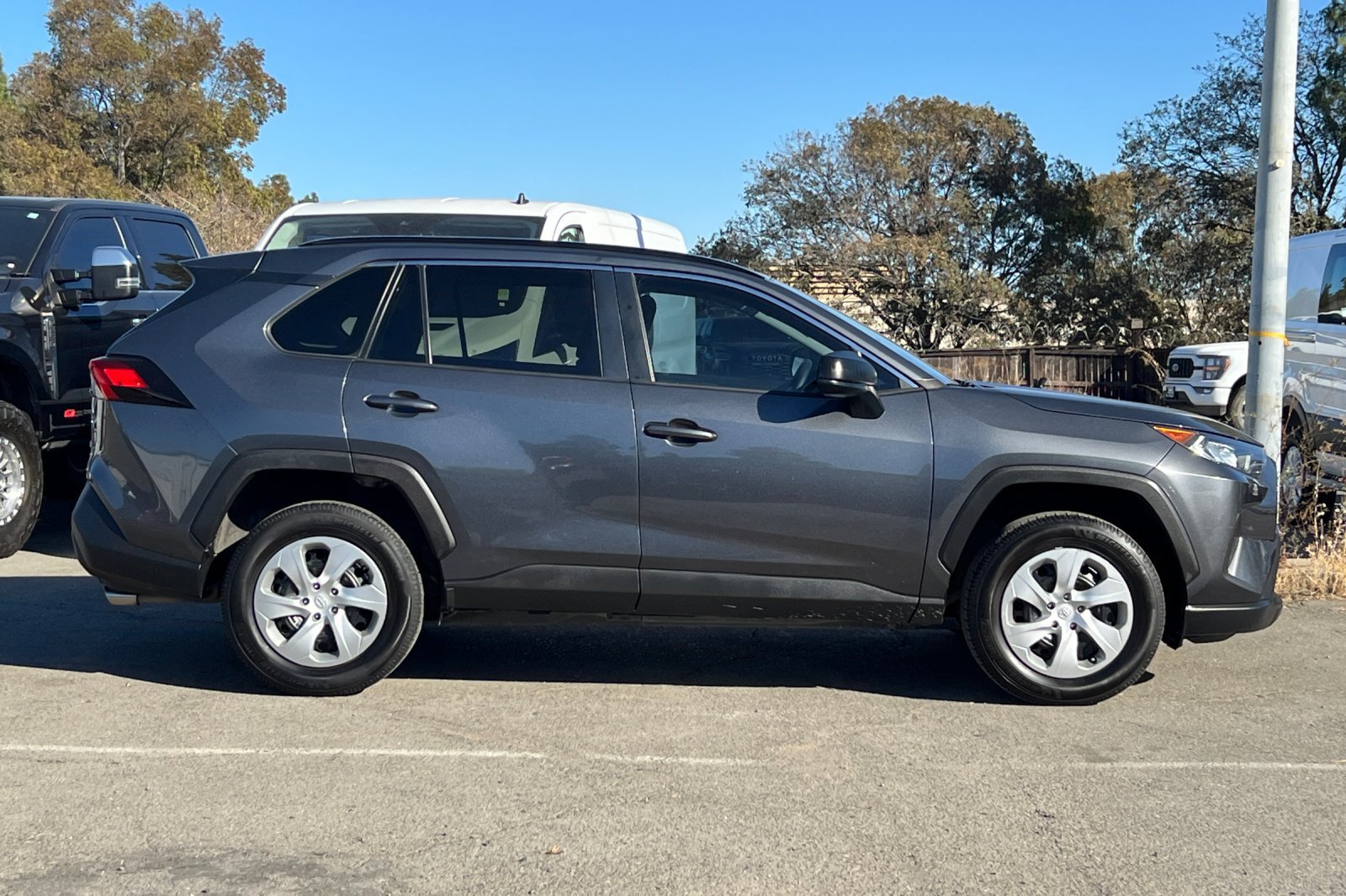 Used 2021 Toyota RAV4 LE FWD image 3