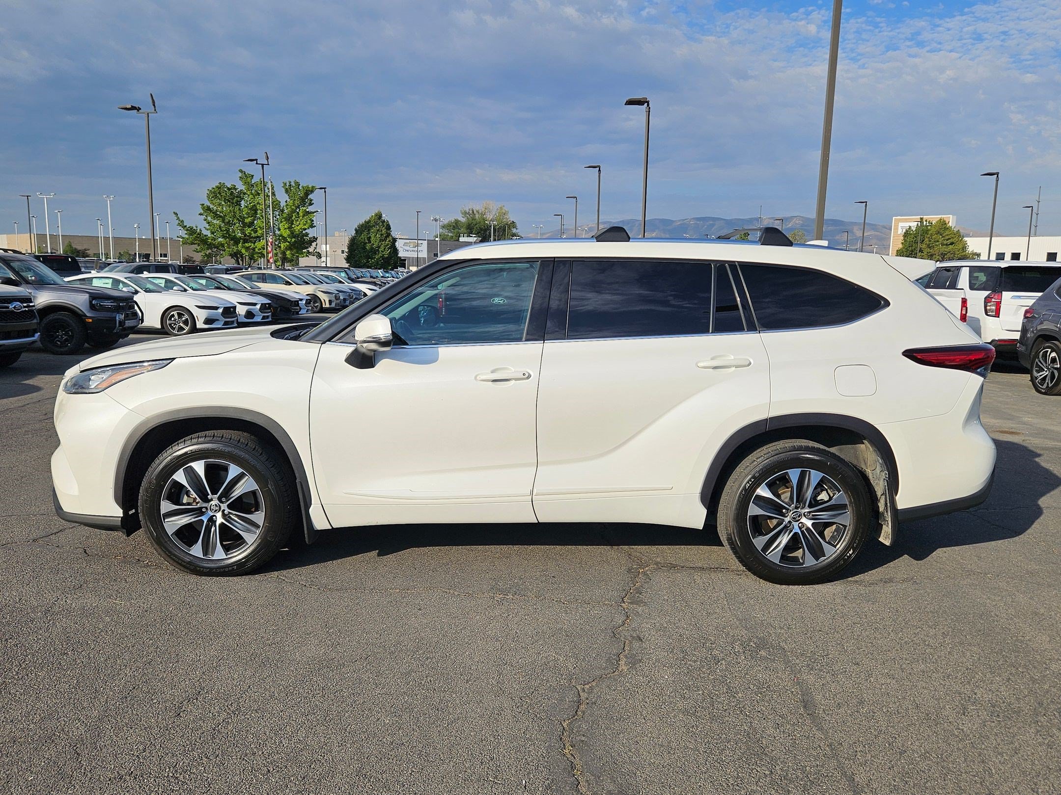 Used 2020 Toyota Highlander XLE AWD/4WD image 18