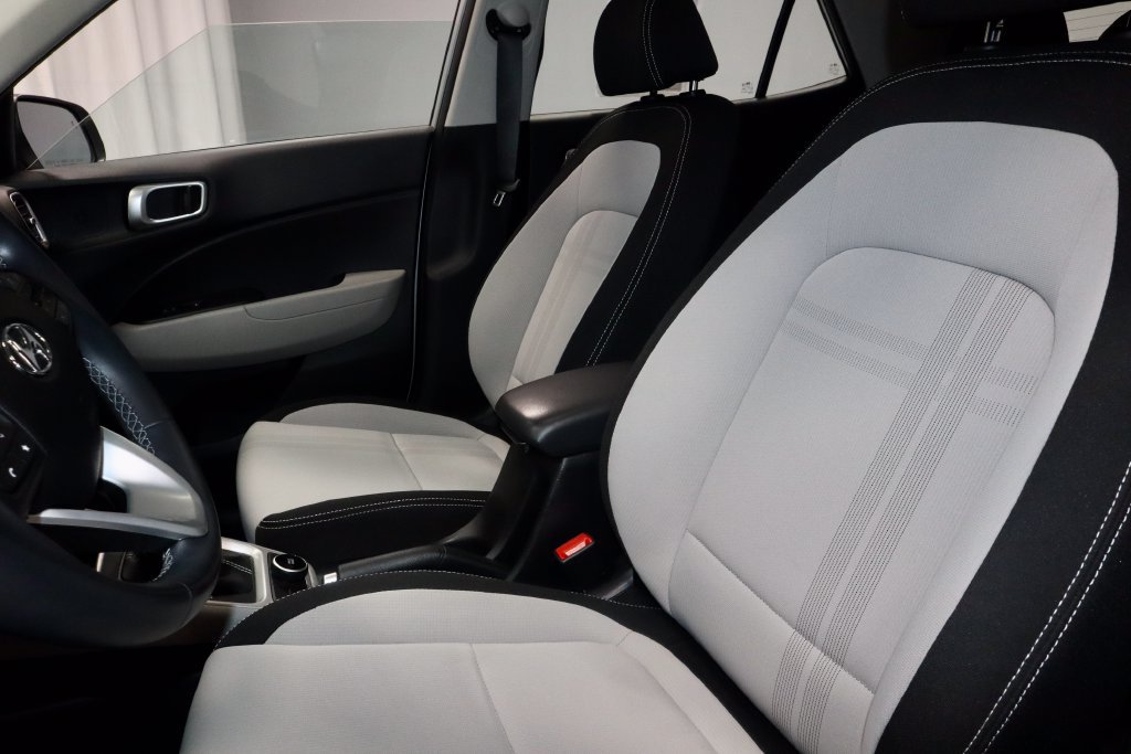 Used 2024 Hyundai Venue SEL FWD image 24