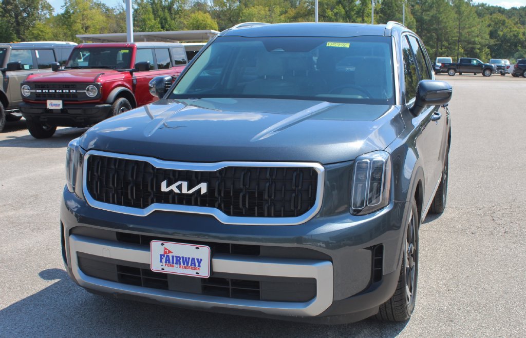 Used 2023 Kia Telluride EX w/ EX Captain's Chair Package FWD image 4