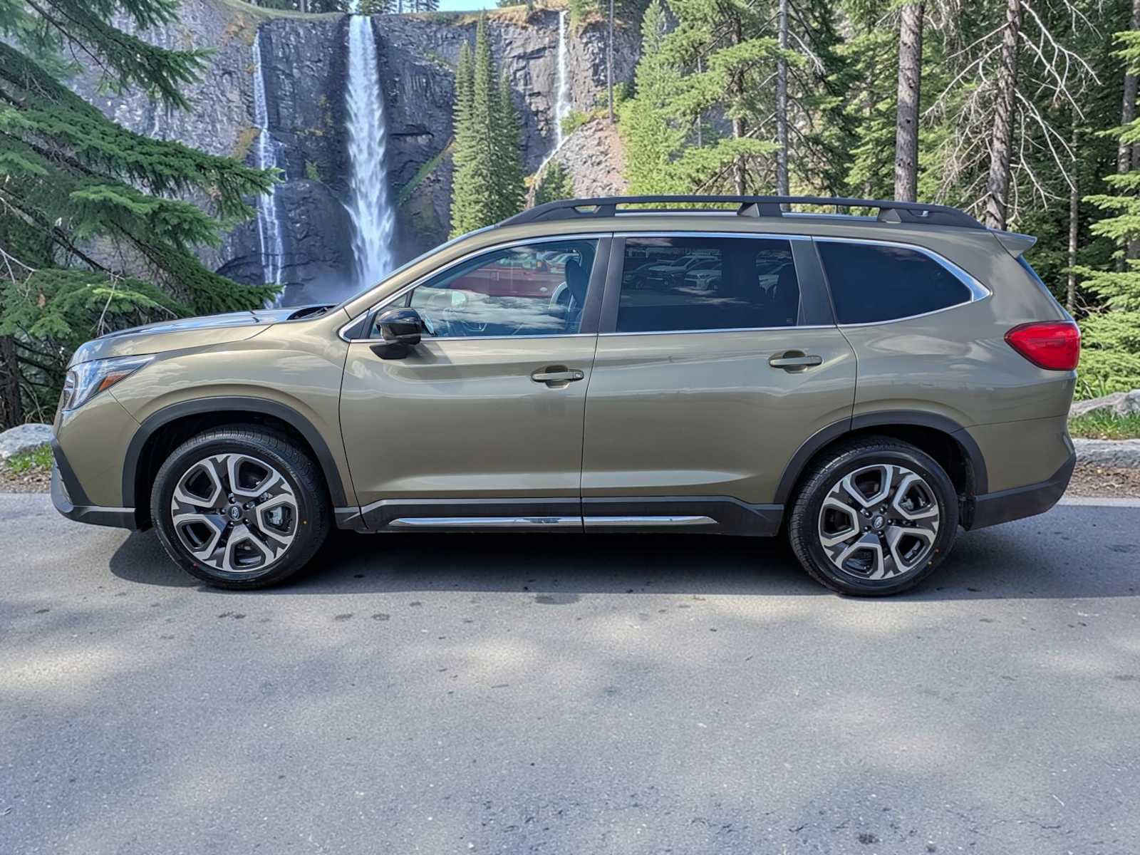 Used 2024 Subaru Ascent Limited w/ Technology Package AWD/4WD image 3